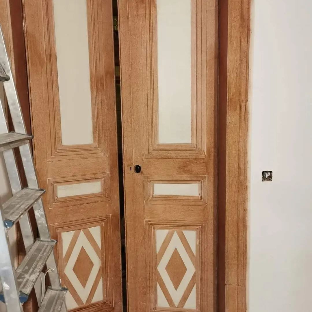 Pose des fonds sur les portes, en cours de peinture sur le chantier