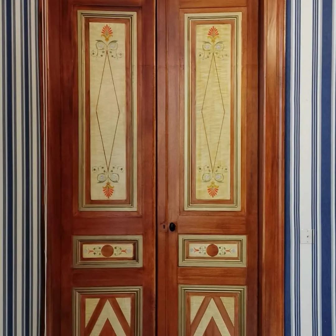 Décor achevé : portes en faux bois devant les murs rayés